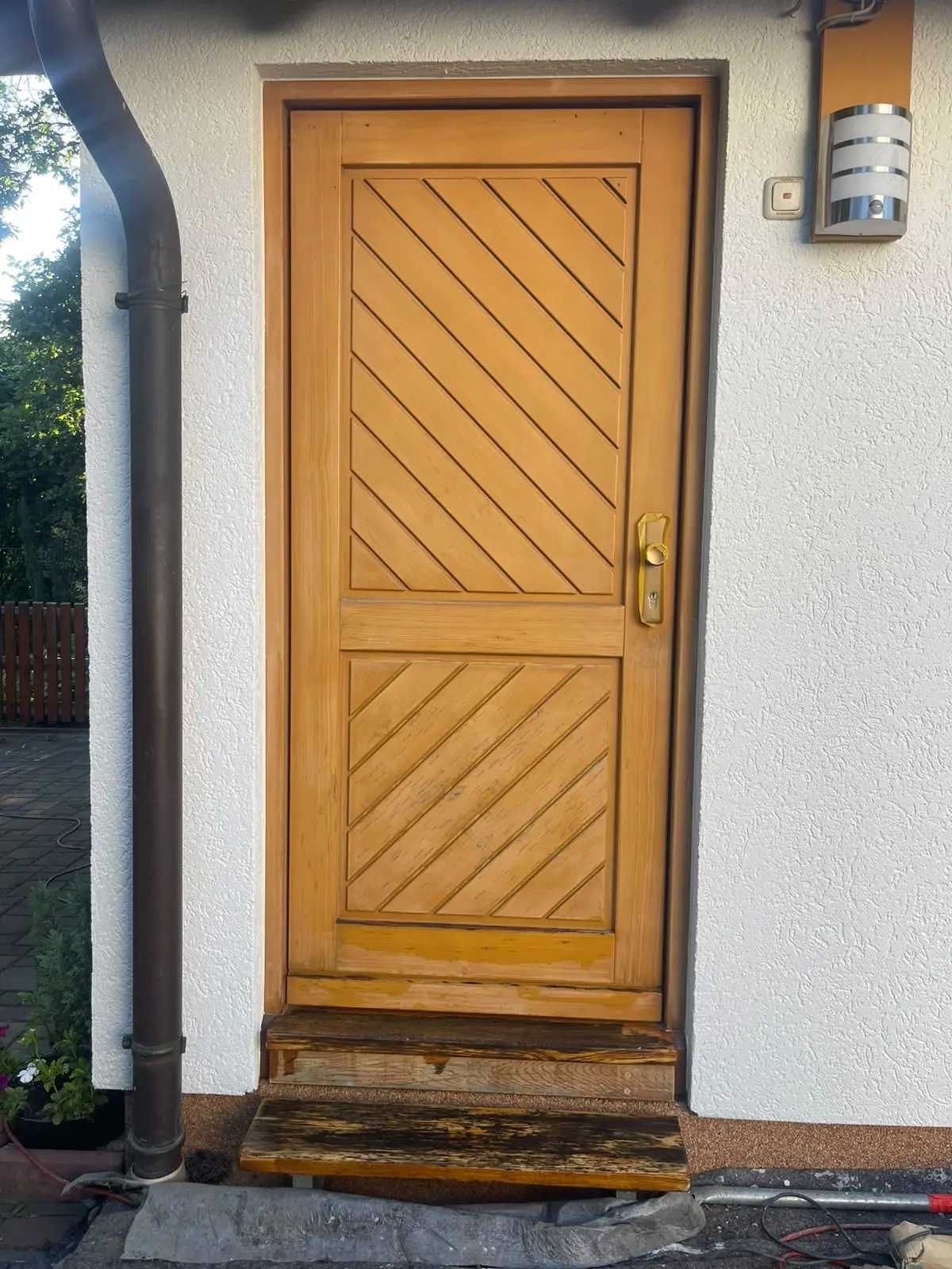 Vorher: verwitterte Holztür